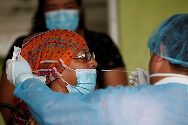 Personal médico sigue realizando tomas de muestras de hisopados para detectar COVID-19 en Panamá. Foto: EFE