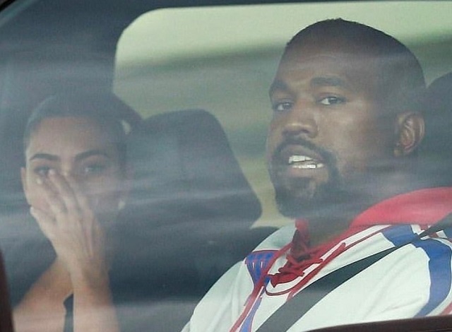 Kanye West y Kim Kardashiam a su llegada al hospital de Wyoming. Foto: Instagram