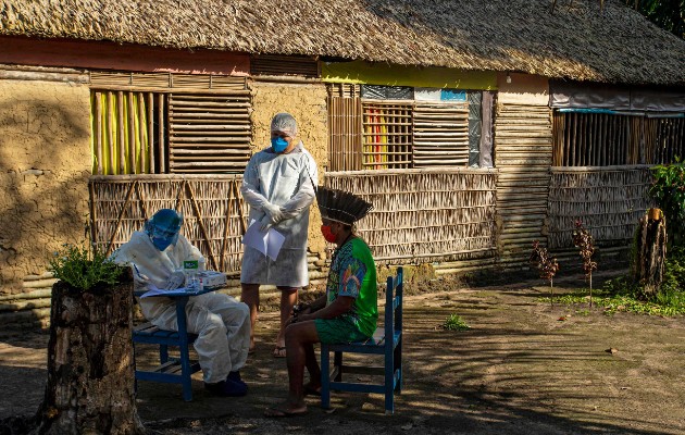 Trabajadores de la salud brasileños aplican una prueba a un líder kunaruara en el Estado de Pará. Foto / Tarso Sarraf/Agence France-Presse — Getty Images.