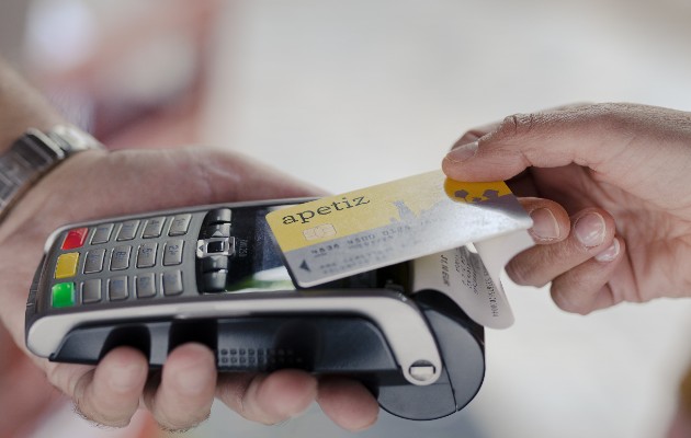 Bancos y tarjetas de crédito han elevado límites para que clientes hagan pagos sin contacto. Foto / Elliott Verdier para The New York Times.