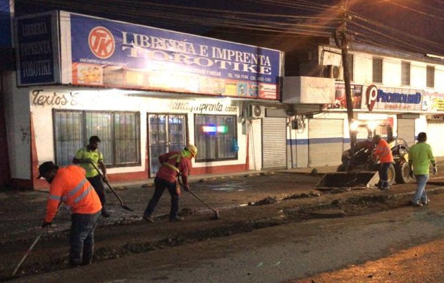 La empresa desde el 22 de Julio inició en horas nocturnas junto al Ministerio de Obras Públicas (MOP) la resanación de las calles 