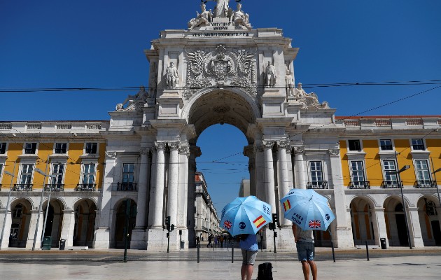 Los británicos siempre han sido los grandes turistas en el sur de Portugal. Guías de turistas solos. Foto / Rafael Marchante/Reuters.