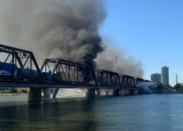  Bomberos trabajan en apagar el aparatoso incendio tras el descarrilamiento de un tren. Fotos: EFE.