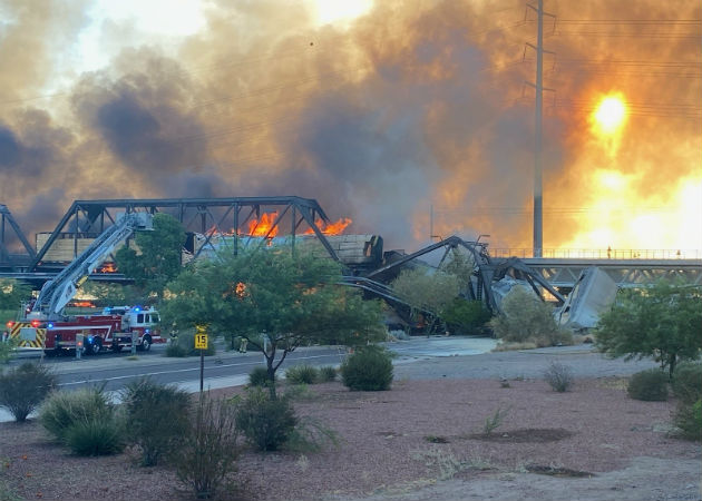 Bomberos trabajan en apagar el aparatoso incendio tras el descarrilamiento de un tren. Fotos: EFE.