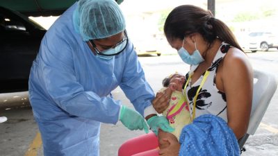 Los padres han llevado a sus hijos a vacunarse contra enfermedades.