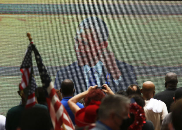 El discurso de Obama hizo que los asistentes se pusieran en pie y aplaudieran a rabiar. Fotos: EFE.