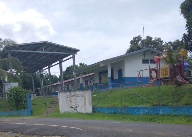 Los alumnos tienen que ir a los potreros para buscar señal y poder conectarse a las clases virtuales. Fotos: Diómedes Sánchez.