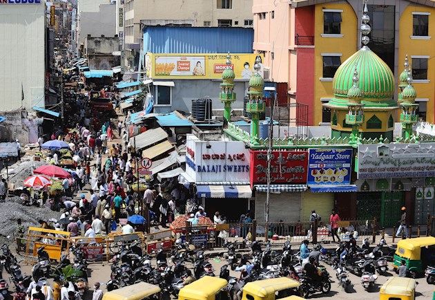 El acto desesperado ocurre en medio de las prohibiciones de las autoridades regionales de Andhra Pradesh para la venta de bebidas alcohólicas como parte de las medidas de confinamiento.