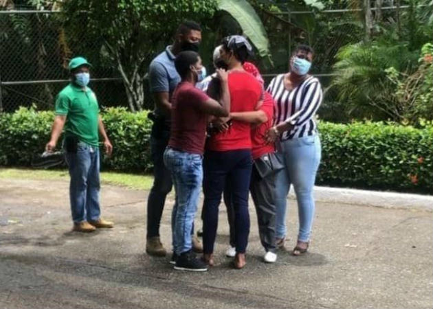 Autoridades de Seguridad aseguran que darán con autores de matanza de jóvenes Afuera y dentro de un antiguo búnker estadounidense encontraron los cuerpos. Fotos: Diómedes Sánchez.