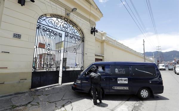 Para evitar que la situación empeore, la Alcaldía también dispuso contenedores refrigerados para depositar cadáveres que luego serán incinerados, algunos de los cuales ya están en operación en los cementerios.FOTO/EFE