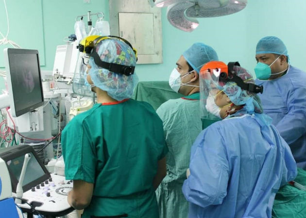 Médicos especializados en ginecología y obstetricia hicieron la operación. Foto: Diómedes Sánchez.