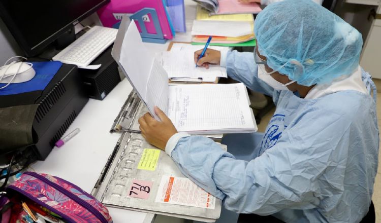 Personal de salud está más expuesto y dice que tiene que trabajar largas horas.