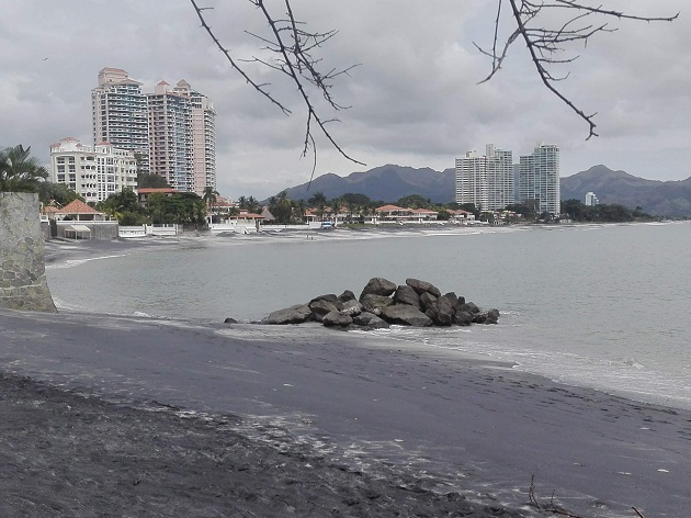 En esta zona residencial, también han intervenido los jueces de paz, por la realización de fiestas en casas que fueron alquiladas por los propietarios para este fin.