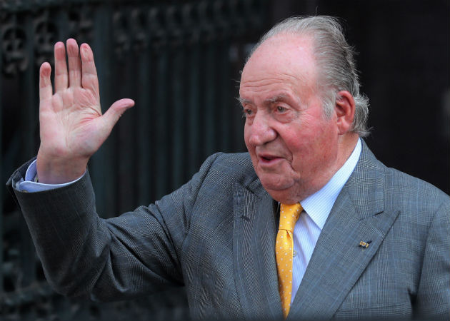 El rey emérito de España, Juan Carlos I, abandona España ante el escándalo por sus presuntos negocios. Fotos: EFE.