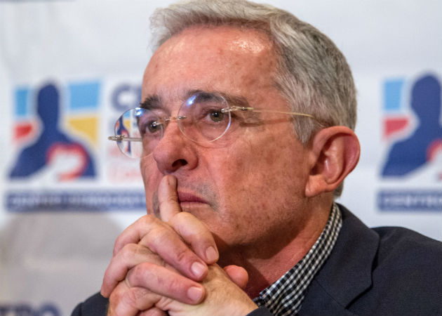 Uribe responde al proceso penal en la Corte Suprema por tener fuero de senador. Fotos: Archivo/Ilustrativa.