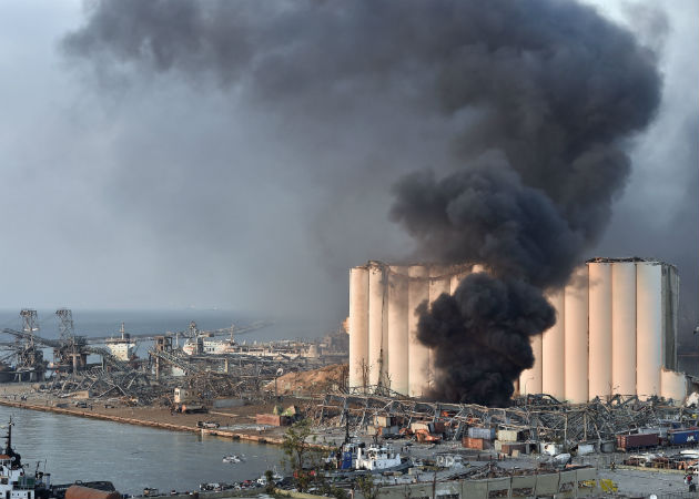 Sobre la capital libanesa se eleva una gran columna de humo de color rojizo. Fotos: EFE.,