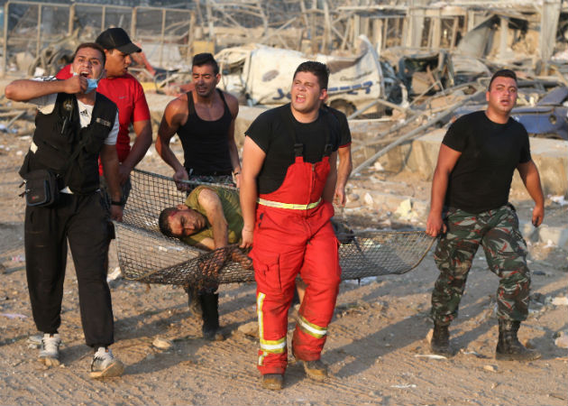 Paramédicos movilizan a un herido en la explosión del hospital de Najjar a otro hospital en Al-Hamra. Fotos: EFE.