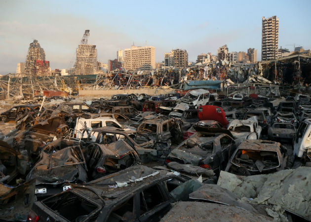 Vehículos destruidos en los predios del puerto de Beirut, tras la explosión. Fotos: EFE. 