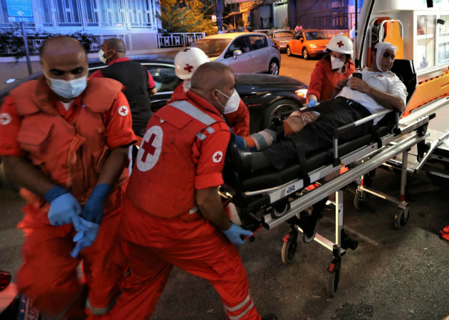 Paramédicos movilizan a un herido en la explosión del hospital de Najjar a otro hospital en Al-Hamra. Fotos: EFE.