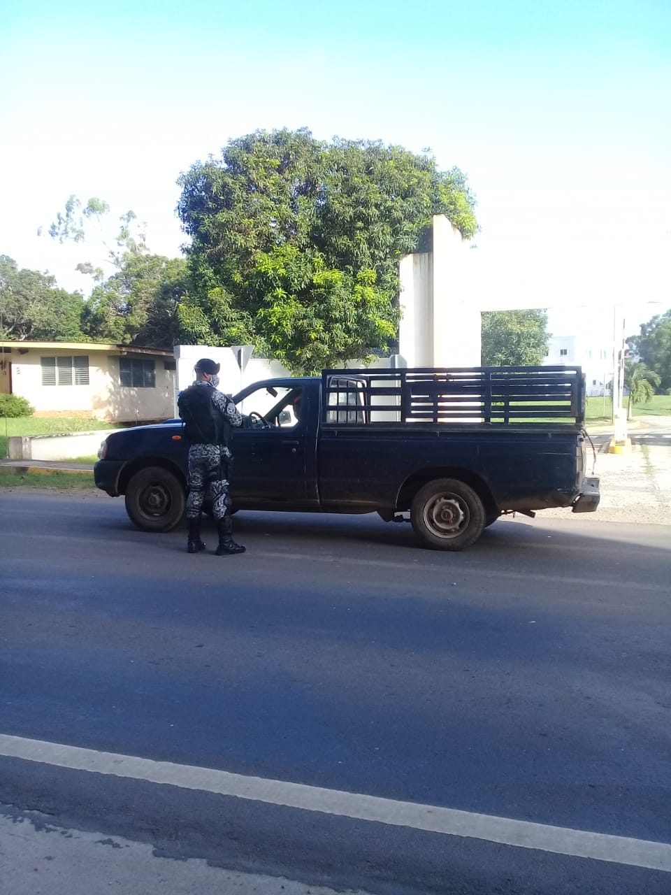 Hay multas que van de $50 a $1,000 para las personas que sean sorprendidas violando la medida de cuarentena o aislamiento domiciliario, por ser caso positivo o contacto directo.