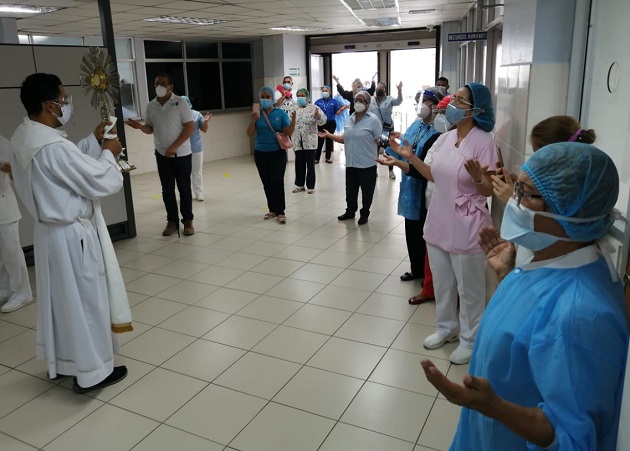 Colaboradores del hospital regional Rafael Hernández realizaron una misa para pedir por la salud de sus pacientes. 