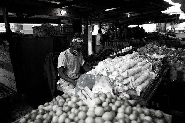 Es necesario encontrar formas para proteger los ingresos de los trabajadores del sector informal y prevenir que la crisis sanitaria se convierta también en una de subsistencia económica. Foto: EFE.