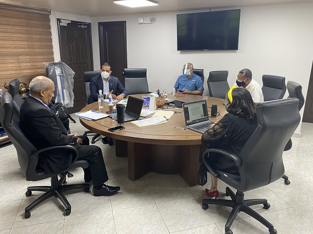 Reunión entre el Ministro de Mi Ambiente Milciades Concepción con las autoridades y ciudadanos de Natá de Los Caballeros. FOTO/Twitter Luis Ernetos Carles
