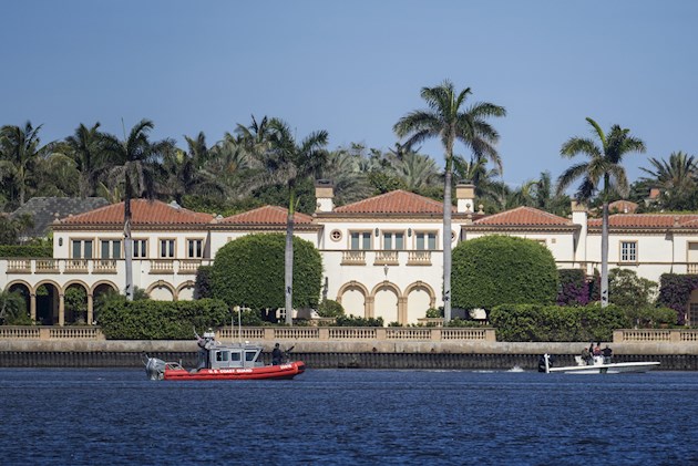 Ni el presidente ni su familia estaban en Mar-a-Lago, en Palm Beach, ciudad ubicada unos 100 kilómetros al norte de Miami, el día en que los jóvenes saltaron el muro.