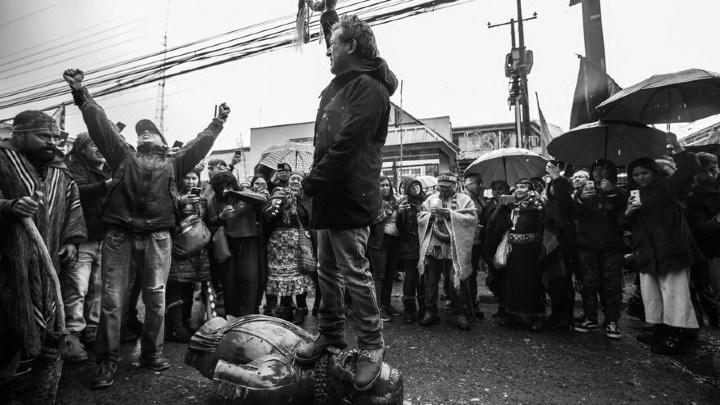 La muchedumbre, está llena de rabia, miedo, y su forma de protestar es destruyendo lo que piensa fue construido por los que tienen la culpa de lo que está pasando. Foto: EFE.