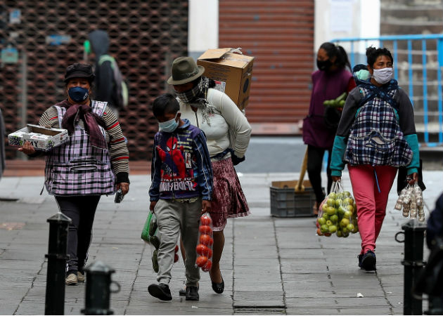 La explosión se produce en el marco de la pandemia, donde la mascarilla es la tónica entre la población en Quito. Foto: EFE.