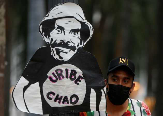 Simpatizantes a favor y en contra de Uribe se manifiestan en calles de Colombia. Fotos. EFE.