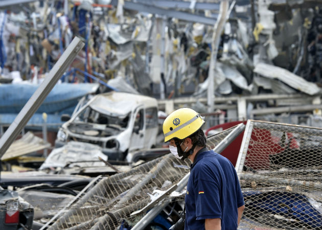 Un socorrista alemán participa de la búsqueda de cadávers y sobrevivientes de la explosión en Beirut. Fotos: EFE.