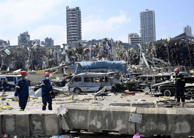 Un socorrista alemán participa de la búsqueda de cadávers y sobrevivientes de la explosión en Beirut. Fotos: EFE.