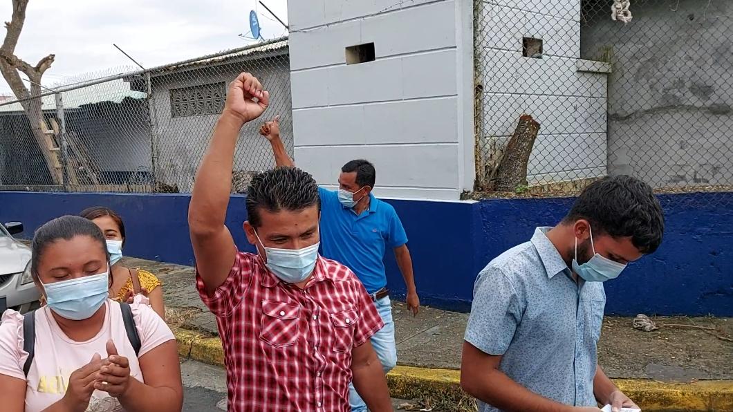 El joven, que vestía con una camisa color celeste, salió de los predios de la Policía Nacional en medio de aplausos de sus familiares y amistades.