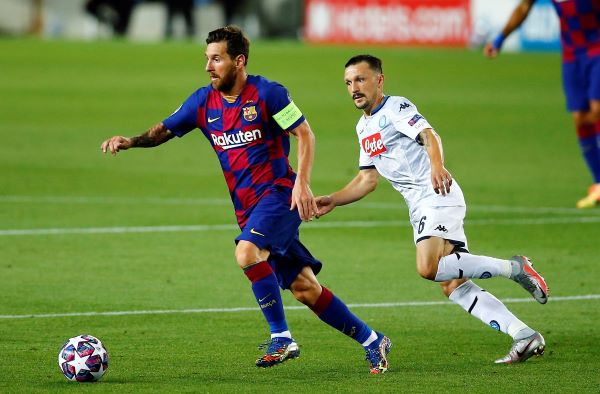 Messi conduce el balón ante el acecho de un jugador del Nápoles. Foto:EFE