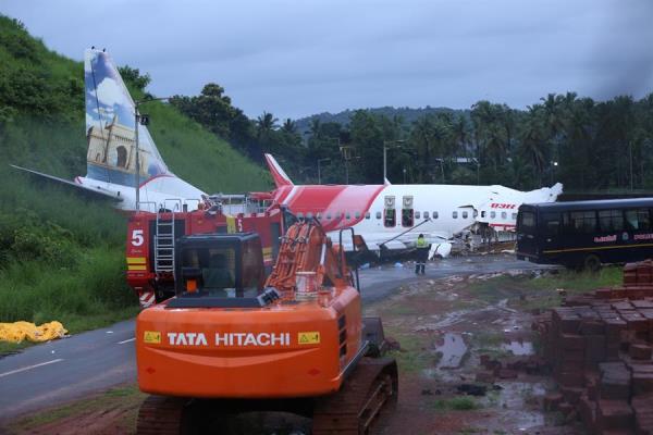 El suceso tuvo lugar hacia en la tarde del viernes, cuando el Boeing 737NG de la compañía de bajo coste Air India Express, filial de la estatal Air India, se salió de la pista de aterrizaje del aeropuerto de Kozhikode.FOTO/EFE