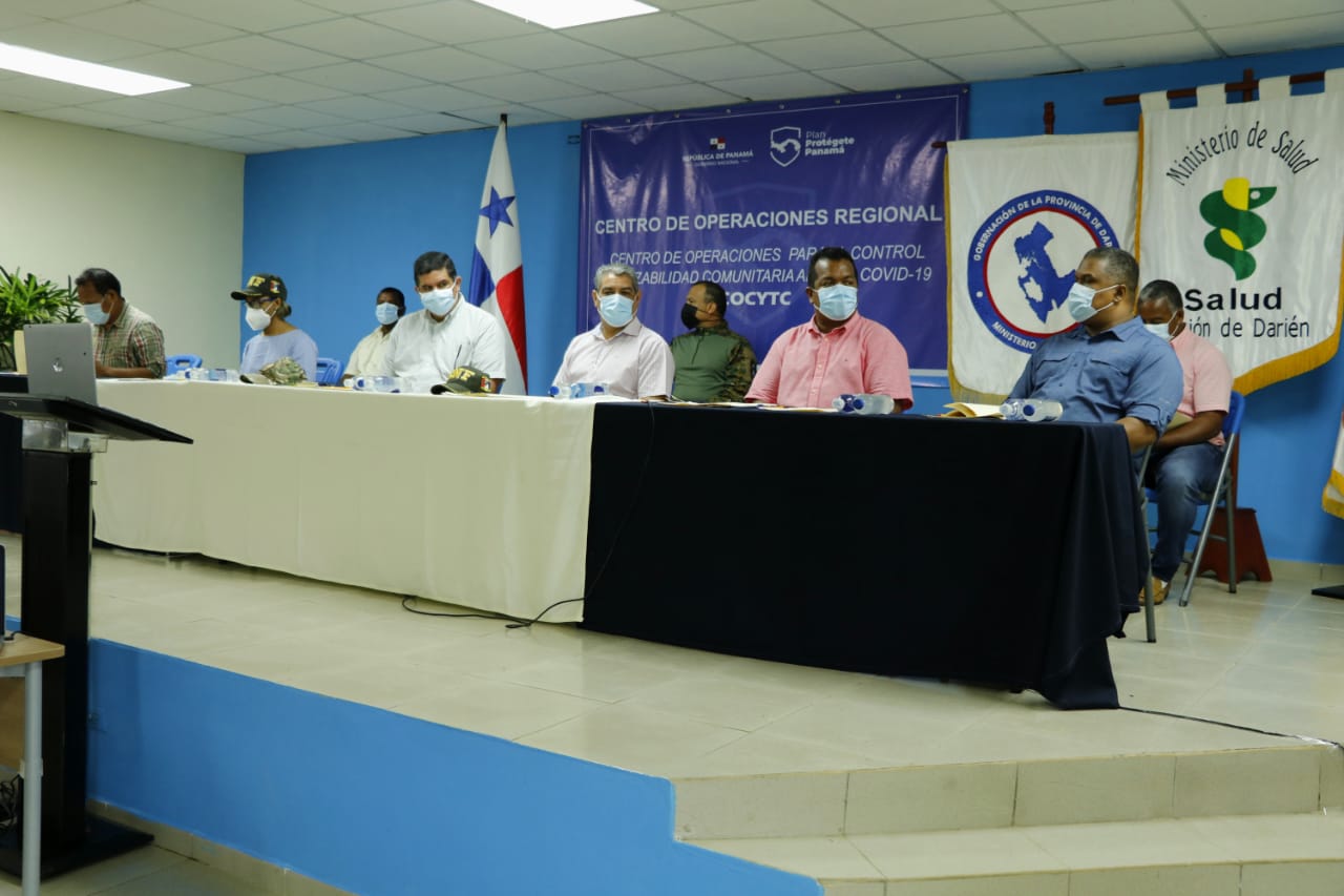 Al ministro  Salud, Luis Francisco Sucre lo acompañaron en el recorrido el ministro de Seguridad, Juan Pino; la viceministra de Salud, Ivette Berrío.