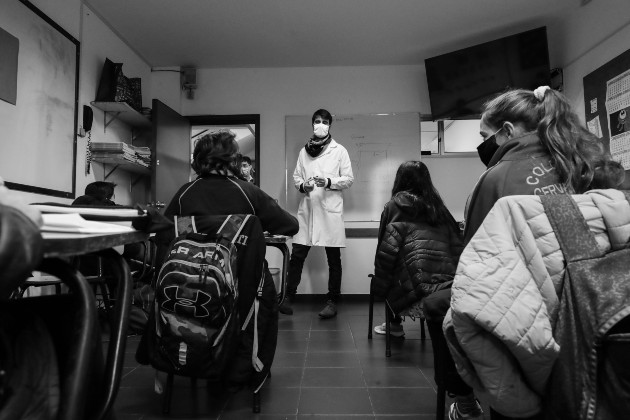 El verdadero papel de la Escuela y la Universidad es Educar a la Sociedad para superar con éxito esta situación, cuyo saldo son ya mil muertos. Foto: EFE.