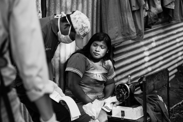 Una mujer de la etnia Ngäbe-Buglé, recibe la bolsa solidaria. Los estragos económicos de la pandemia aumentan notablemente los bolsones de pobreza en el país. Foto: Cortesía.