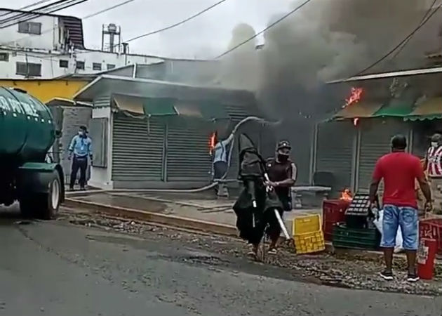 El fuego fue en un puesto de venta y reparación de teléfonos móviles. Fotos: Eric A. Montenegro.