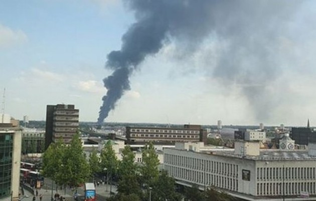 La gran columna de humo es visible a varios kilómetros del lugar.