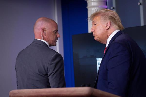 Según explicó después el propio Donald Trump, el agente le dijo: