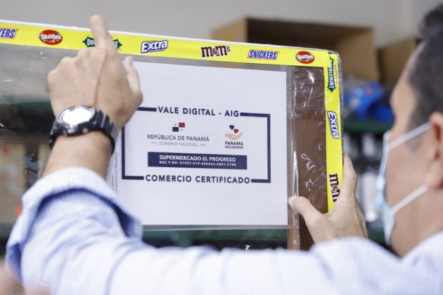 La dinámica del canje del Vale Digital en las abarroterías inicia cuando el dependiente escanea la cédula del ciudadano para cobrar del saldo disponible, los productos adquiridos en la tiennda. La aplicación no permite digitar el número.