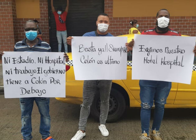 Con pancartas, los manifestantes exigieron un hotel hospital para Colón. Fotos: Diómedes Sánchez S. 