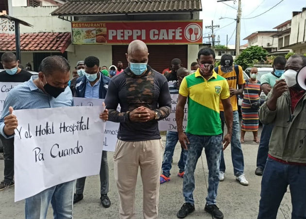 Con pancartas, los manifestantes exigieron un hotel hospital para Colón. Fotos: Diómedes Sánchez S. 