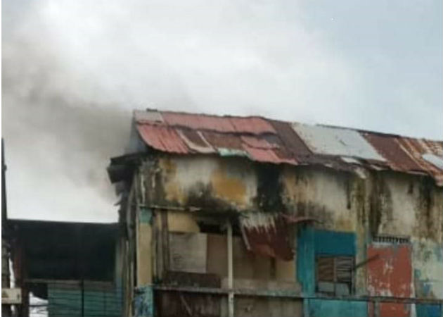 El viejo caserón está ubicado en calle 12 y 13, avenida Herrera, Colón. Fotos: Diómedes Sánchez S