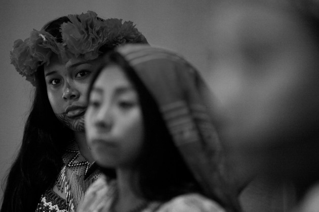 Indígenas de las etnias emberá y guna. Panamá cuenta con siete pueblos indígenas: ngäbe, buglé, emberá, wounaan, naso, bri bri y los gunas. Cada uno diseña sus artesanías. Foto: EFE.