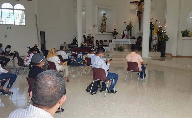 Durante la misa.