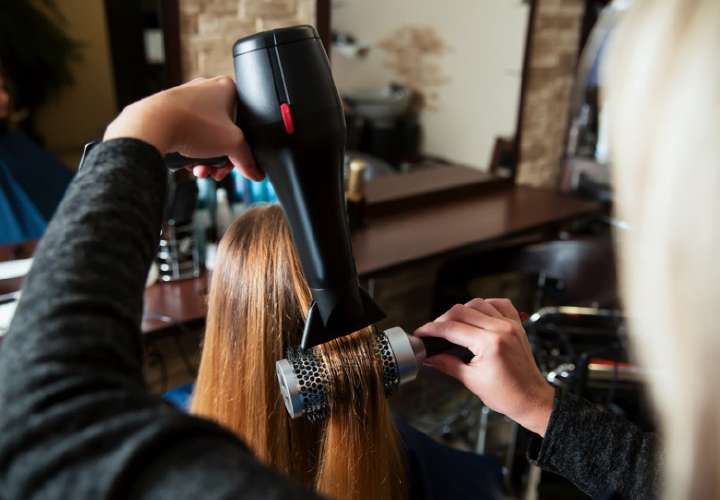 Será de carácter obligatorio el uso de mascarillas, no podrán darse aglomeraciones ni dentro ni fuera del salón de belleza o de las barberías.