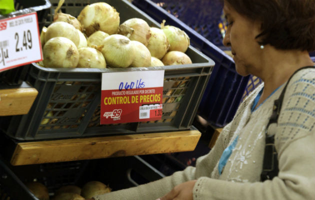 El pasado mes de julio el Gobierno, anunció que prorrogó por seis meses más la vigencia del Decreto Ejecutivo 165 del 1 de julio de 2014, que establece el control de precios sobre 14 productos de la canasta básica de alimentos.